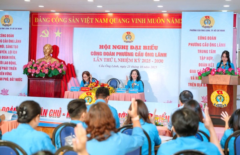 Hoi nghi dai bieu Cong doan phuong Cau Ong Lanh bieu quyet thong qua nhiem vu trong nhiem ky 2025 - 2030 se phoi hop voi cong doan co so boi duong gioi thieu 50 doan vien uu tu cho Dang. Anh: Duc Long