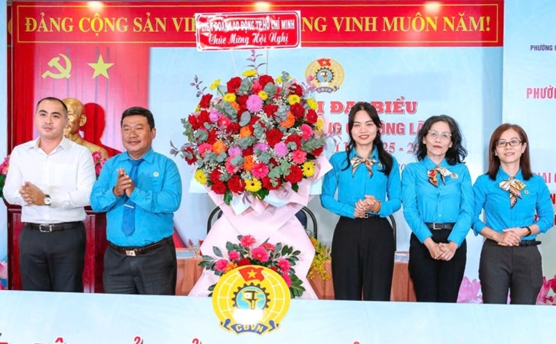 Representatives of the Ho Chi Minh City Labor Federation presented flowers to congratulate the Cau Ong Lanh Ward Trade Union Delegation Conference. Photo: Duc Long