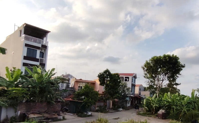 Many people want to switch to land with red books. Photo: Xuyen Dong