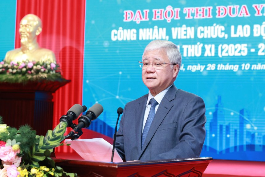 M. Do Van Chien - Secretaire du Bureau politique du Parti secretaire du Comite central du Parti secretaire du Comite du Parti du Front de la Patrie des Nations unies des organisations centrales president du Comite central du Front de la Patrie des Nations unies du Vietnam prend la parole pour diriger le Congres. Photo : Hai Nguyen.