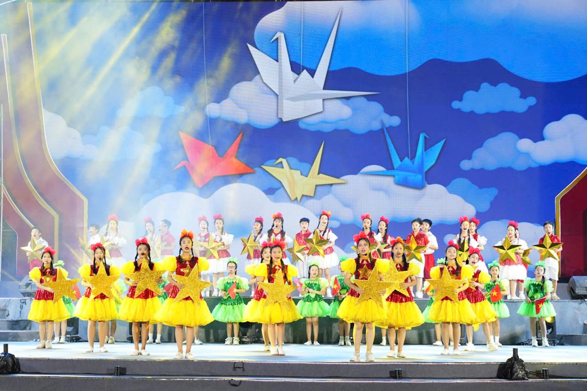 Spectacles speciaux lors de la soiree artistique de Hai Phong. Photo : Portail TTDT Hai Phong