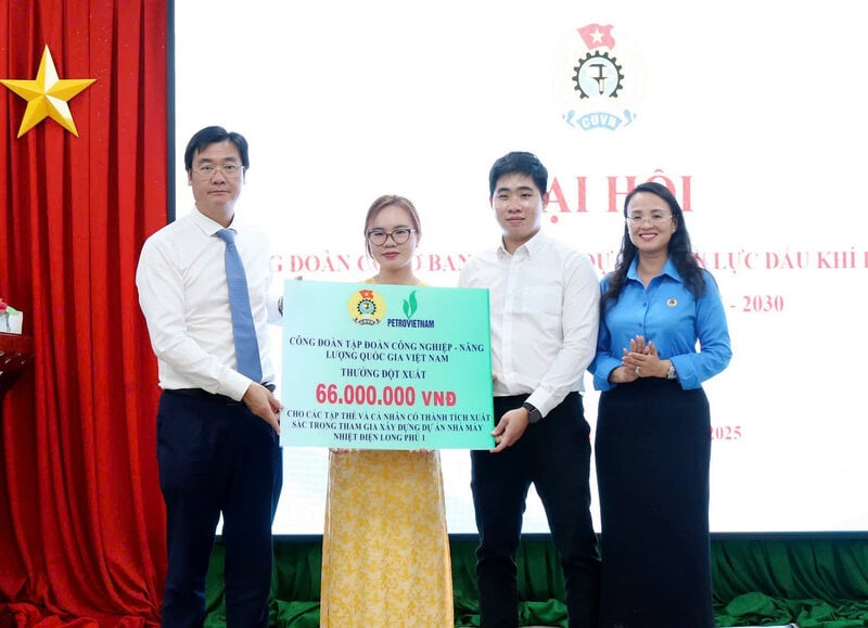 M. Nguyen Manh Kha - Vice-president permanent du syndicat Petrovietnam remet des prix exceptionnels aux collectifs et aux individus ayant obtenu d'excellents resultats dans la participation a la construction du projet de centrale thermique de Long Phu 1. Photo : CDP