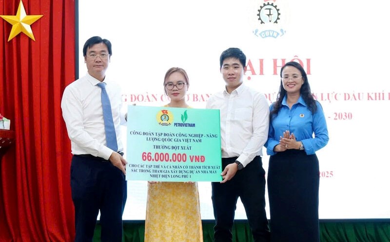 Mr. Nguyen Manh Kha - Permanent Vice President of Petrovietnam Trade Union presented special awards to collectives and individuals with outstanding achievements in participating in the construction of the Long Phu 1 Thermal Power Plant Project. Photo: CDP