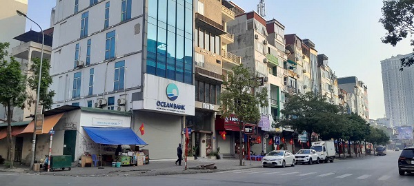 De nombreux citoyens s'interessent aux reglementations sur les titres fonciers. Photo : Xuyen Dong