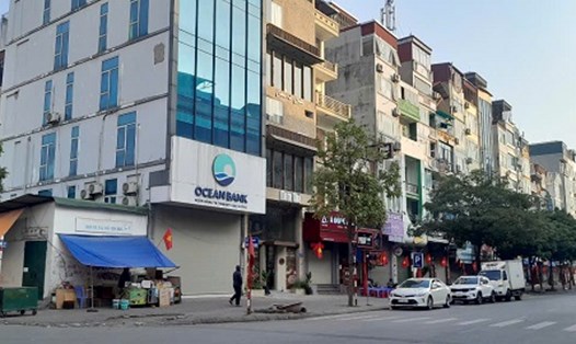 Nhiều người dân quan tâm quy định về sổ đỏ. Ảnh: Xuyên Đông