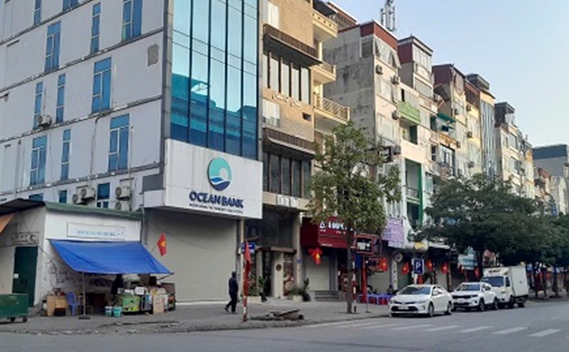 Many people are interested in regulations on red books. Photo: Xuyen Dong