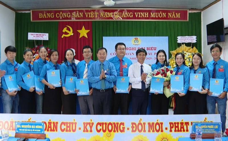 Launching the Executive Committee of Chau Pha Commune Trade Union (HCMC) term I, 2025-2030. Photo: Thanh An