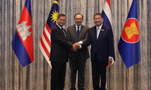 Thủ tướng Malaysia Anwar Ibrahim (giữa), Thủ tướng Campuchia Hun Manet (trái) và Thủ tướng tạm quyền Thái Lan Phumtham Wechayachai đạt thỏa thuận ngừng bắn Thái Lan - Campuchia, ngày 28.7.2025. Ảnh: Xinhua