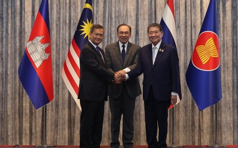 Malaysian Prime Minister Anwar Ibrahim (middle), Cambodian Prime Minister Hun Manet (left) and Thai interim Prime Minister Phumtham Wechayachai reached a ceasefire between Thailand and Cambodia on July 28, 2025. Photo: Xinhua