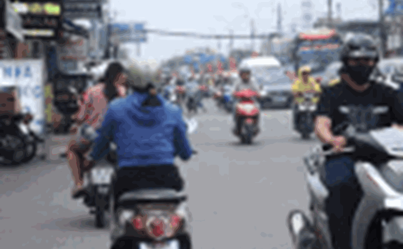 In less than 5 minutes, more than 20 violations occurred in the wrong direction on National Highway 13, Ho Chi Minh City