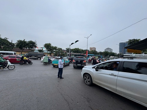 バスステーション株式会社は、ザップバットバスステーションエリアの交通を再編するために機能単位と調整しました。写真: ミン・ハン