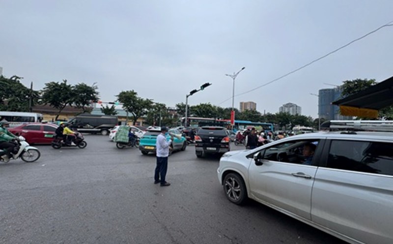 Bus Station Joint Stock Company has coordinated with functional units to reorganize traffic in the Giap Bat Bus Station area. Photo: Minh Hanh