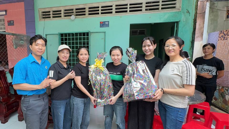 Le syndicat et le conseil d'administration rendent visite aux ouvriers a domicile pour creer un lien durable. Photo : Hoang Loc