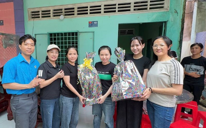 The Union and the Board of Directors visited workers at home, creating sustainable cohesion. Photo: Hoang Loc