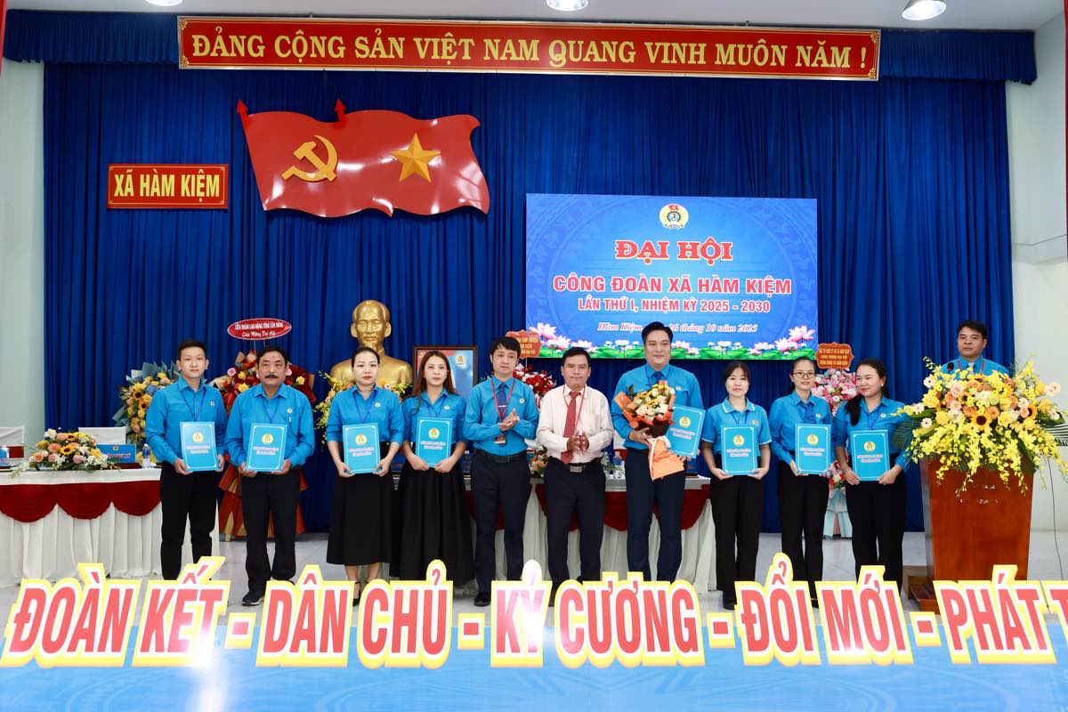 Ong Ho Cong Duong - Pho Chu tich Thuong truc Lien doan Lao dong tinh Lam Dong trao quyet dinh va hoa chuc mung Ban chap hanh Cong doan xa Ham Kiem, nhiem ky 2025 - 2030 vao chieu 25.10. Anh: Duy Tuan