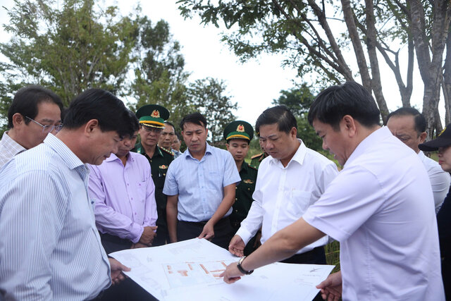 Mr. Luong Nguyen Minh Triet - Alternate Member of the Party Central Committee, Secretary of the Dak Lak Provincial Party Committee (2nd from right) surveyed the locations planned to build schools in the border area. Photo: Bao Lam