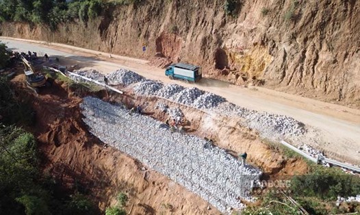 Tuyến Quốc lộ 12 tại tỉnh Điện Biên đang được khắc phục sau mưa lũ. Ảnh: Quang Đạt