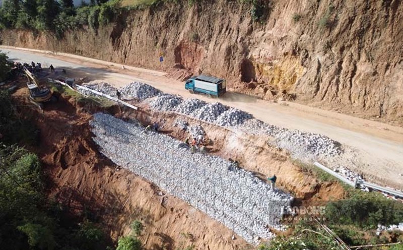 National Highway 12 in Dien Bien province is being repaired after floods. Photo: Quang Dat