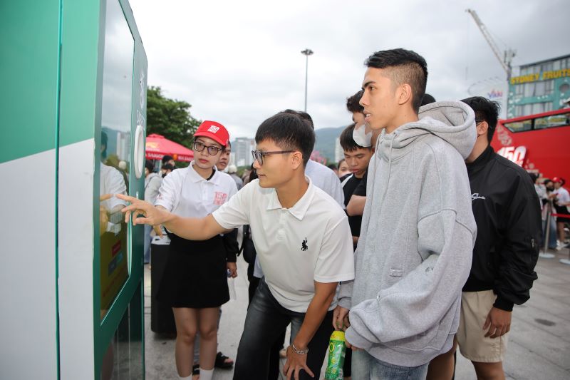 Nguoi dan Quy Nhon tham gia trai nghiem mo hinh may tai che vo lon, chai. Anh: SAB