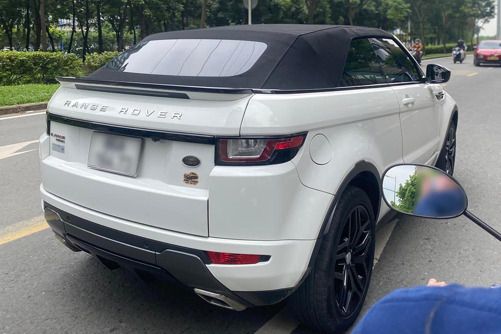 Range Rover Evoque descapotable blanco raro aparece en las calles de Ciudad Ho Chi Minh. Foto: Thanh Thao