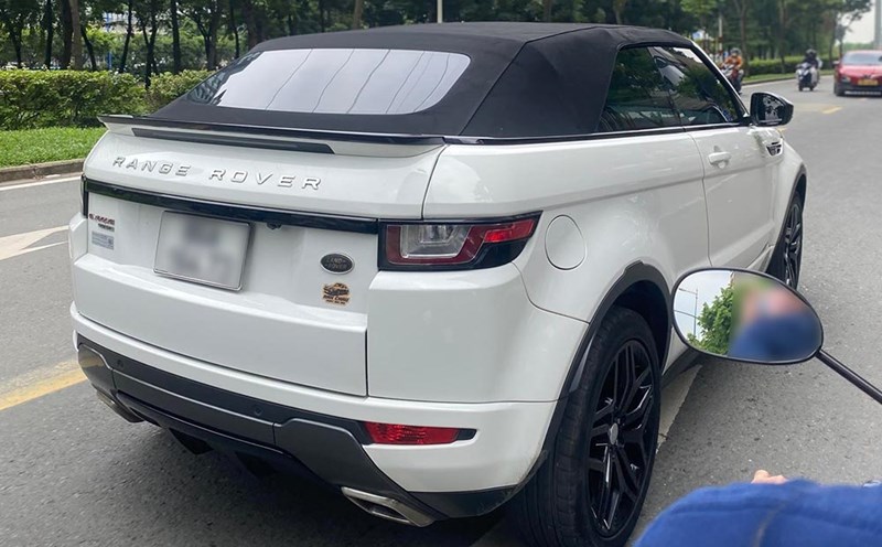 range Rover Evoque is a rare white convertible on the streets of Ho Chi Minh City. Photo: Thanh Thao