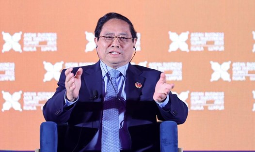 Ủy viên Bộ Chính trị, Thủ tướng Chính phủ phát biểu tại phiên đối thoại cấp cao trong khuôn khổ Hội nghị Thượng đỉnh Kinh doanh và Đầu tư ASEAN, sáng 26.10. Ảnh: VGP