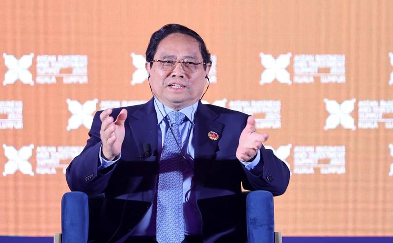Politburo member and Prime Minister spoke at the high-level dialogue session within the framework of the ASEAN Business and Investment Summit, on the morning of October 26. Photo: VGP
