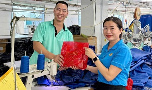 Đoàn viên, người lao động nhận quà từ Công đoàn. Ảnh: M.Ngọc