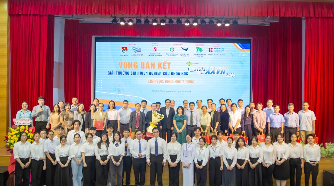 Representatives of the Organizing Committee and Hong Bang International University presented flowers of gratitude to the Scientific Council of Medical and Pharmaceutical Sciences. Photo: HIU