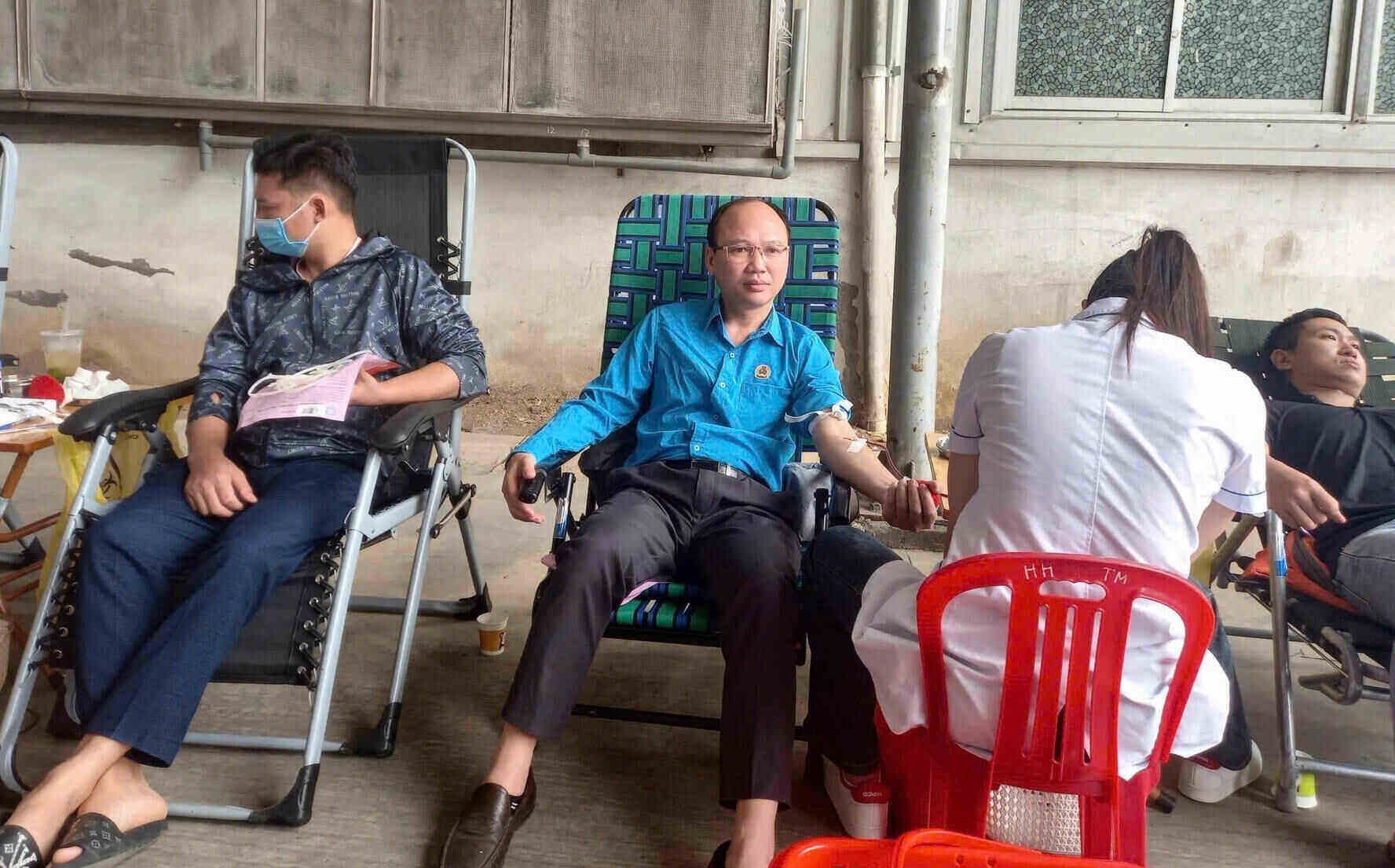 Can bo LDLD tinh Ninh Binh tham gia hien mau. Anh: Nguyen Truong
