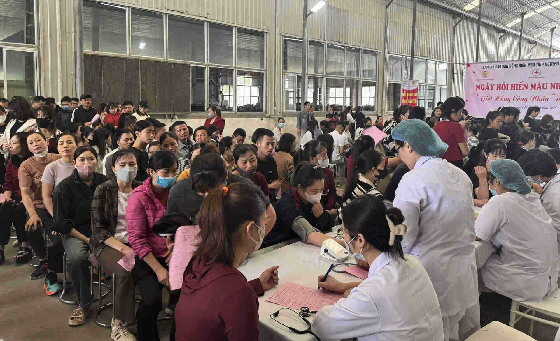 La Journee du don de sang humanitaire 'Giot hong cong nhan' en 2025 a attire plus de 500 membres du syndicat et travailleurs participants. Photo : Nguyen Truong