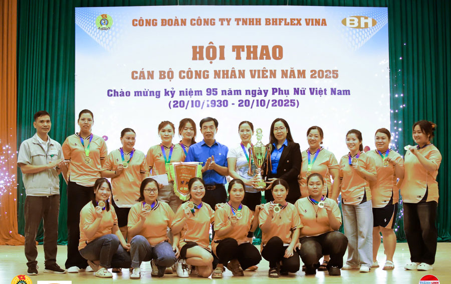 Lanh dao ban Cong doan khu cong nghiep tinh Phu Tho trao giai cho cac doi. Anh: An Vi