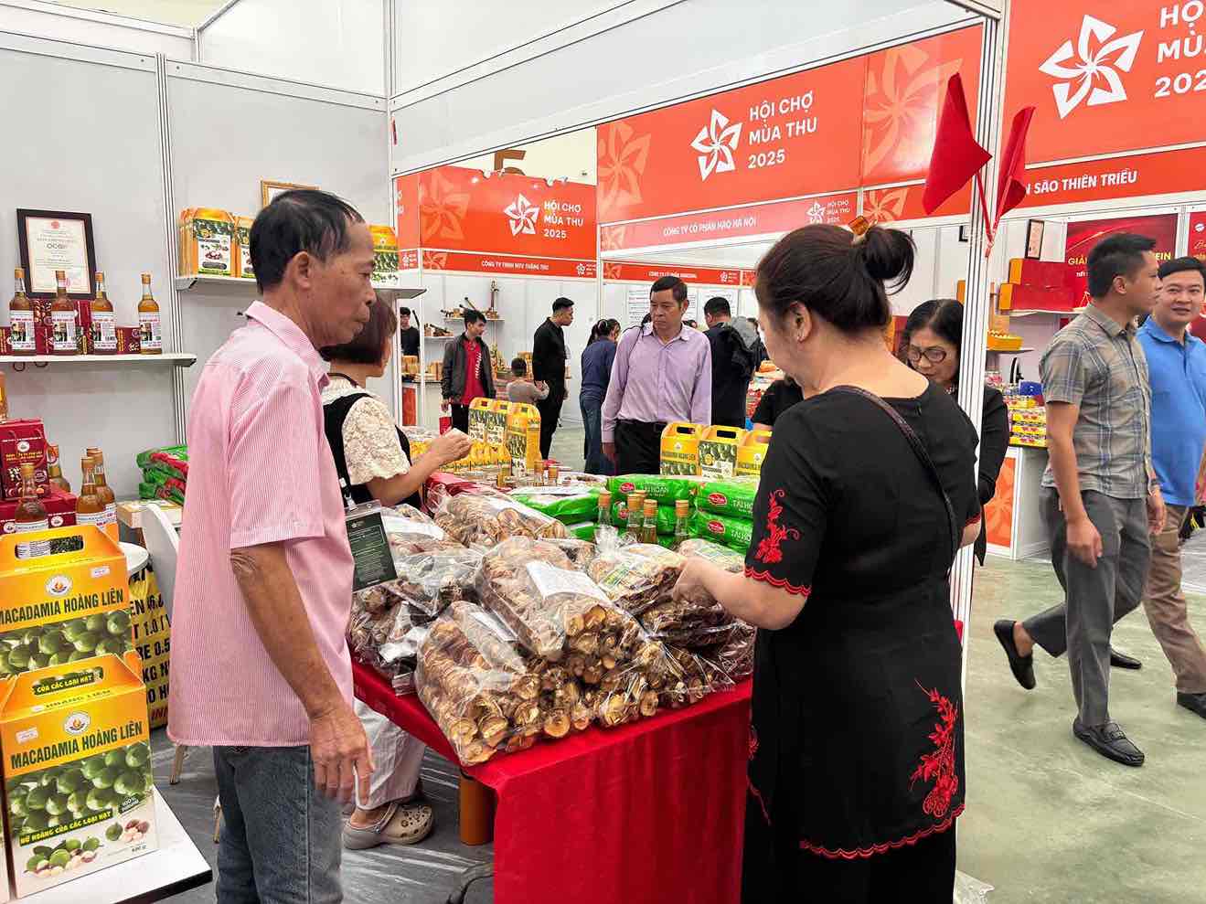 2025 年秋フェア: 企業にとってベトナム製品を宣伝する絶好の機会。写真：ソン・アン