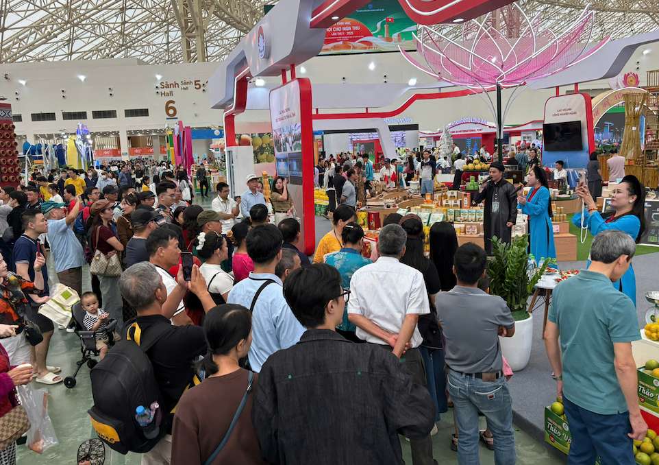 La gente se apresura a experimentar en la feria. Foto: Thuy Huyen