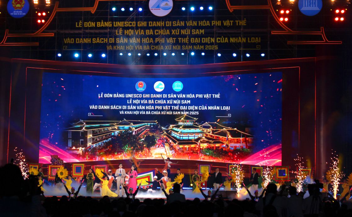 Le don nhan bang UNESCO ghi danh Le hoi Via Ba Chua Xu Nui Sam la di san van hoa phi vat the dai dien nhan loai. Anh: Thanh Mai