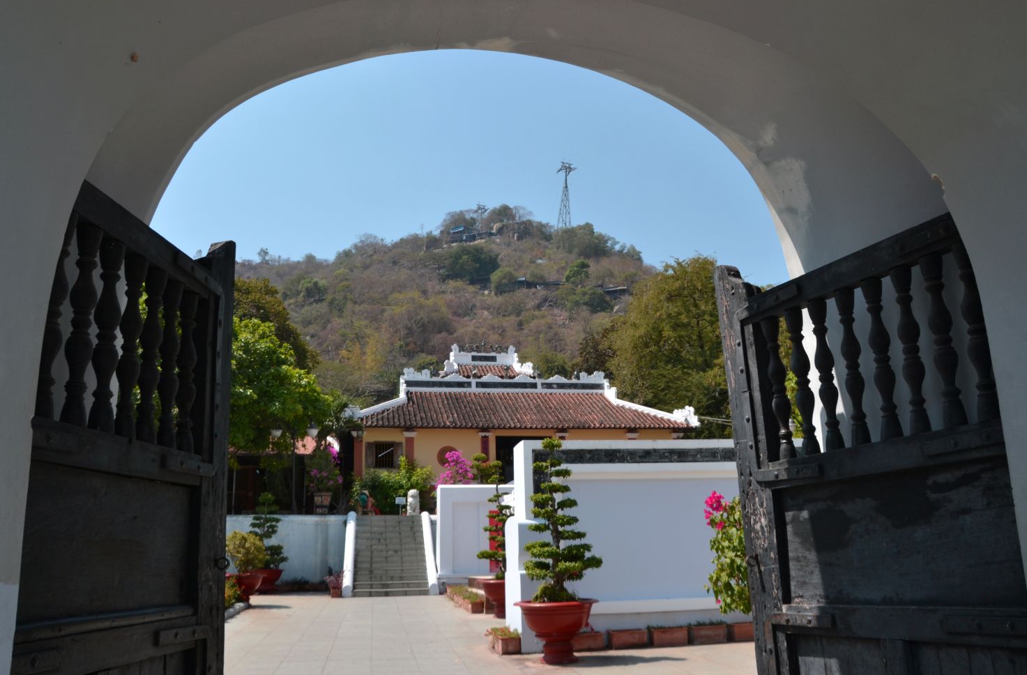 Lang Thoai Ngoc Hau ben suon Nui Sa. Anh: Thanh Mai