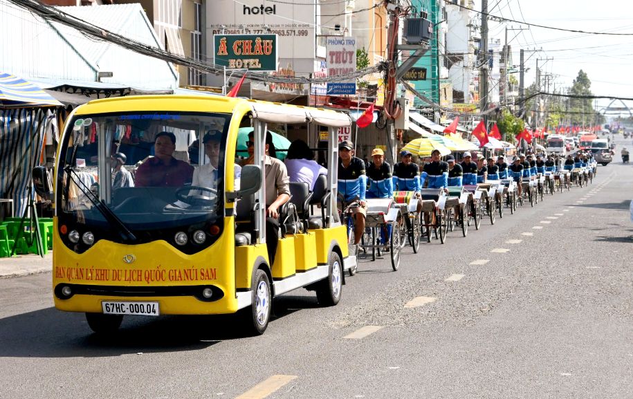 Cau lac bo xe loi dap ngay ra quan. Anh: Thanh Mai
