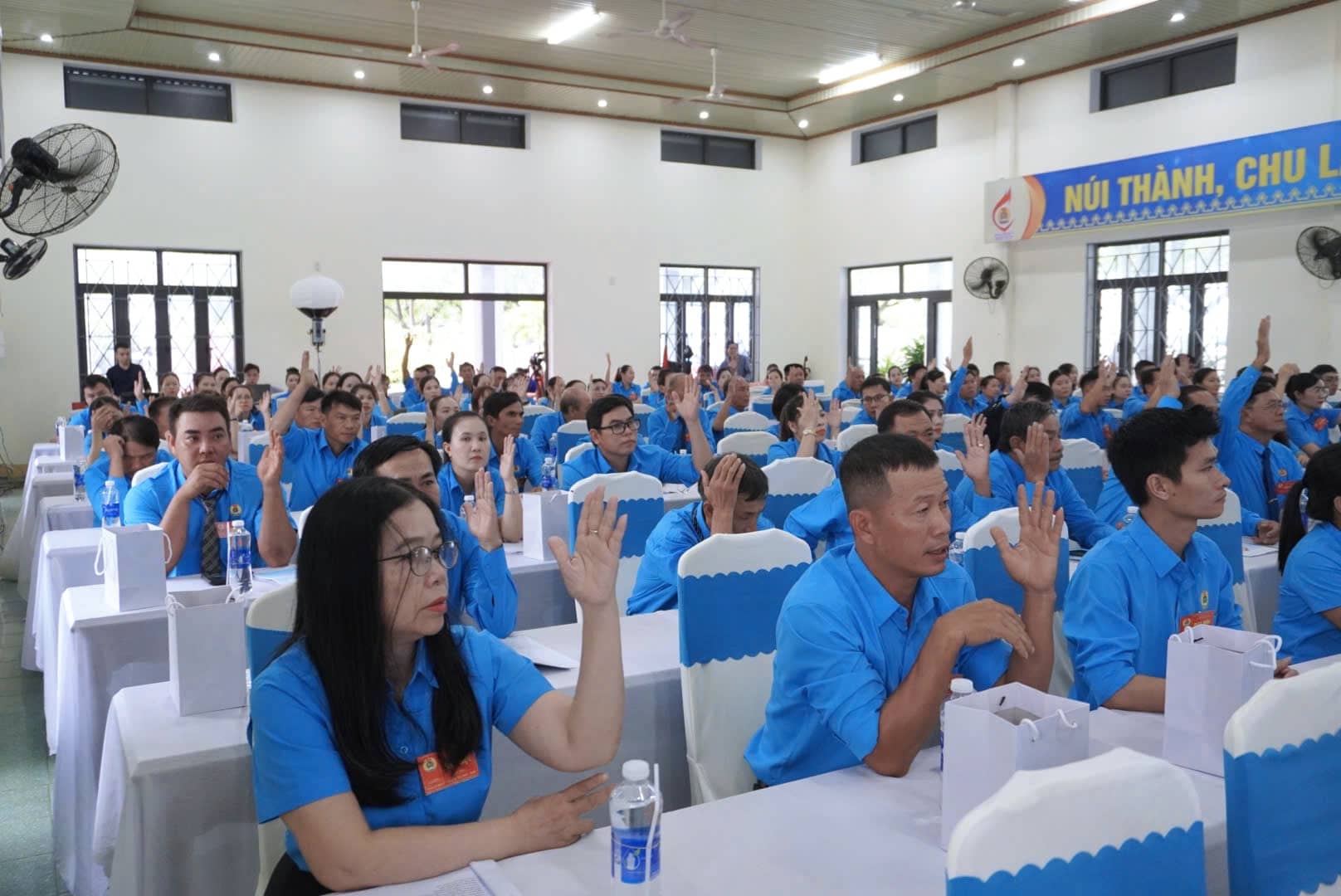 Dai hoi da Bau Doan chu tich, Doan thu ky va Ban Tham tra tu cach dai bieu. Anh: Tran Thi