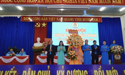 Bà Nguyễn Thị Ngọc Ánh - Phó Chủ tịch LĐLĐ TP Đà Nẵng tặng hoa chúc mừng Đại hội Công đoàn xã Núi Thành lần thứ I, nhiệm kỳ 2025-2030. Ảnh: Trần Thi