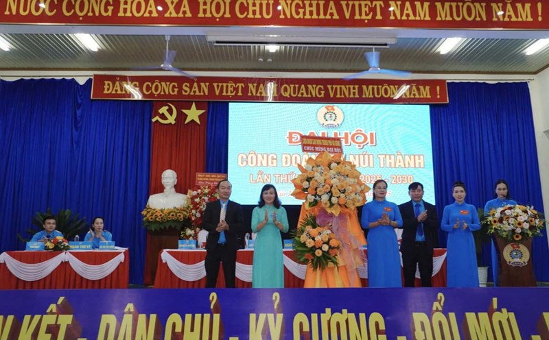 Ms. Nguyen Thi Ngoc Anh - Vice President of the Da Nang City Labor Federation presented flowers to congratulate the 1st Nui Thanh Commune Labor Union Congress, term 2025-2030. Photo: Tran Thi