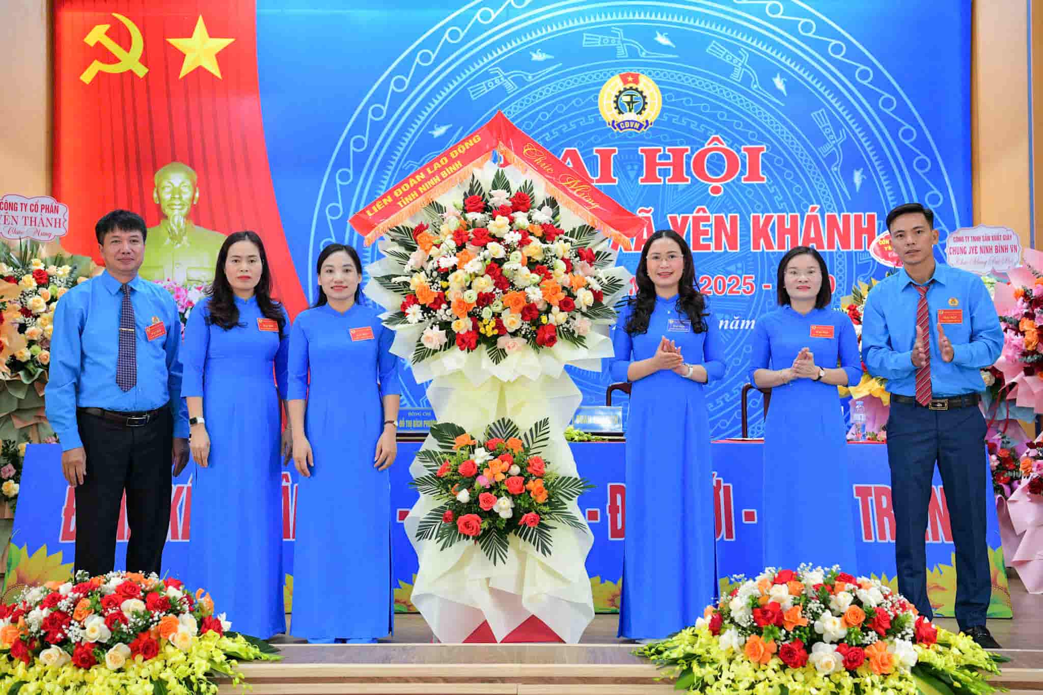 Lanh dao LDLD tinh Ninh Binh tang hoa chuc mung Dai hoi. Anh: Nguyen Truong