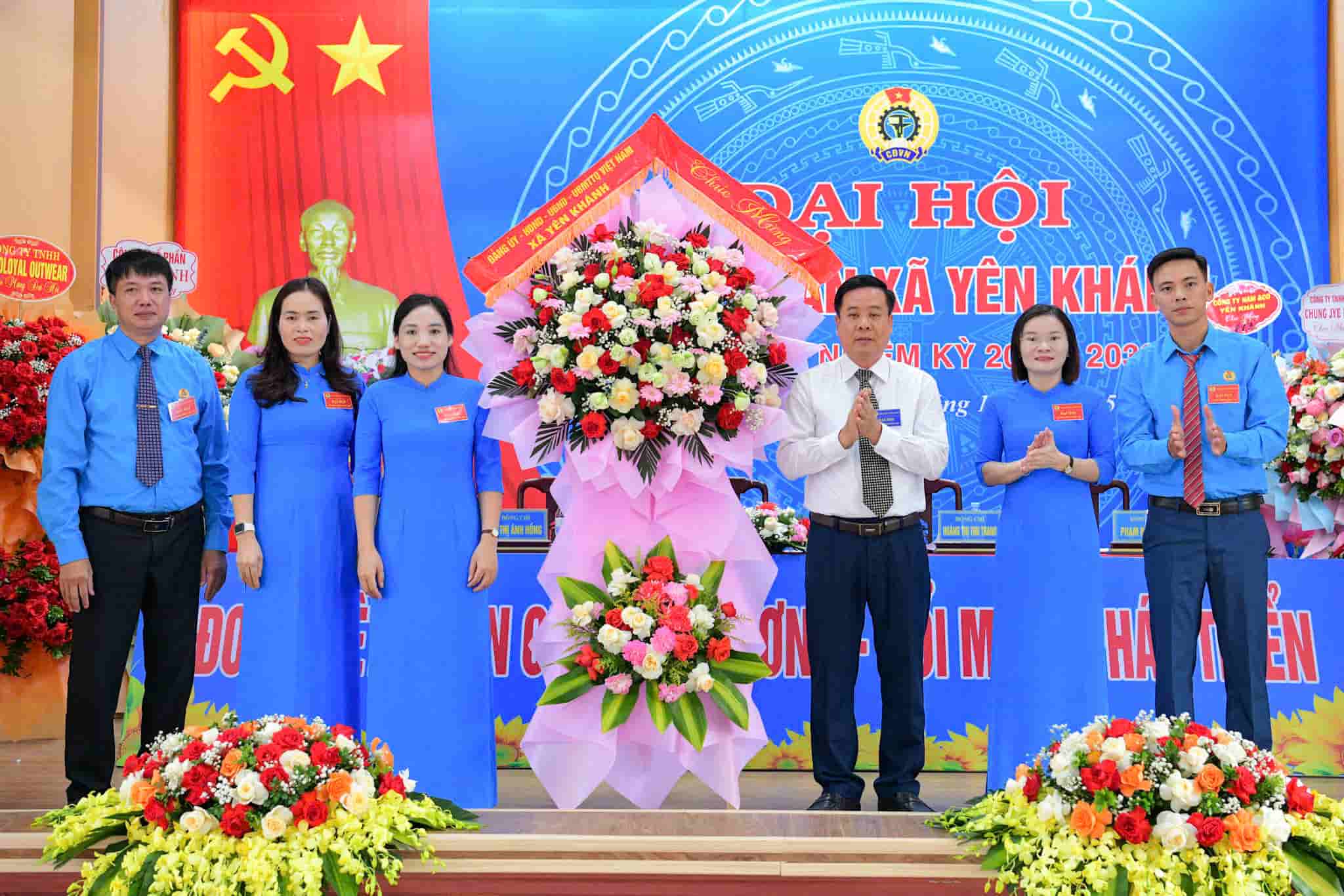 Lanh dao Dang uy xa Yen Khanh tang hoa chuc mung Dai Hoi. Anh: Nguyen Truong