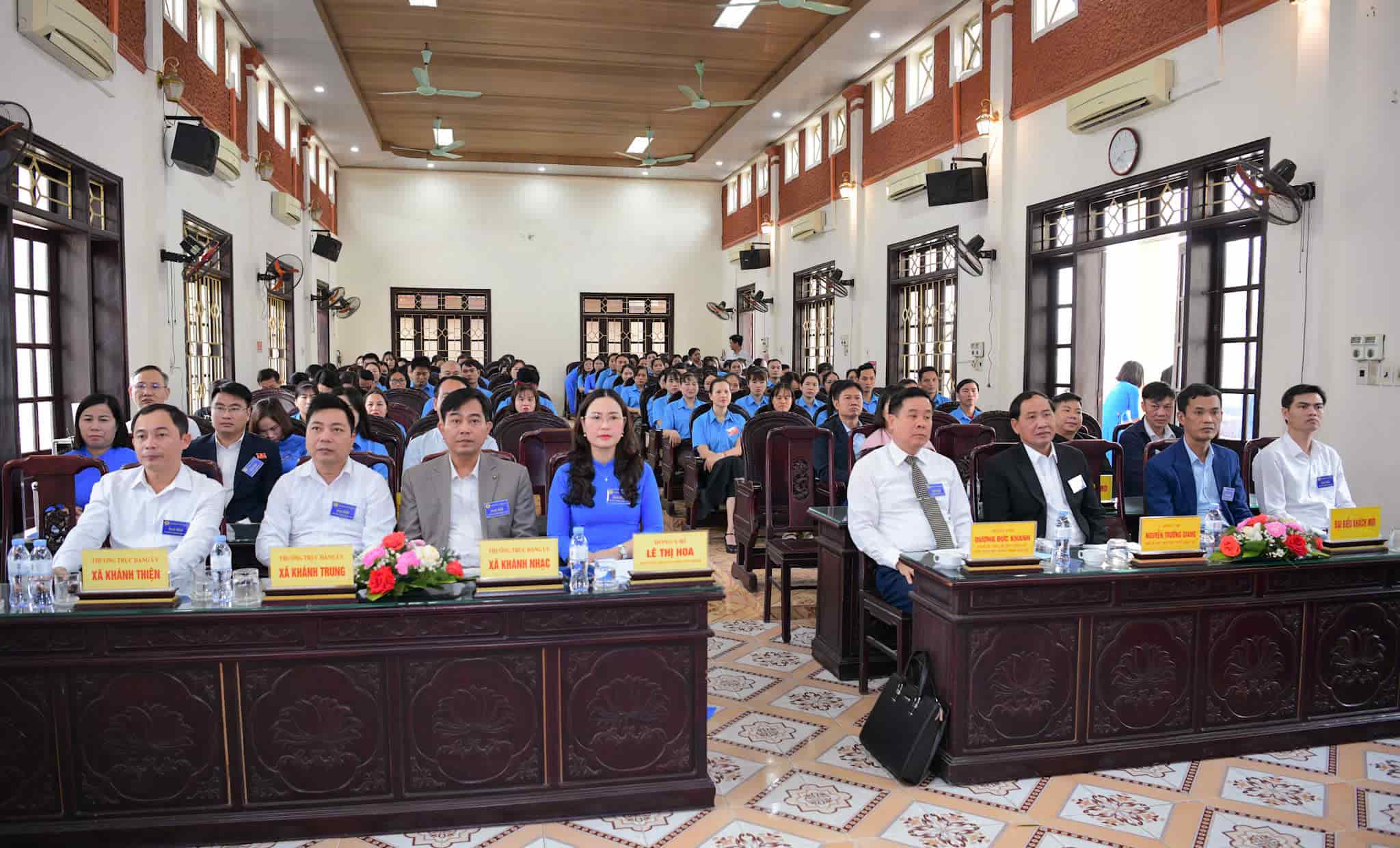 2025-2030 임기 동안 제1차 Yen Khanh 코뮌 노동조합 대회에 참석한 대표들. 사진: Nguyen Truong