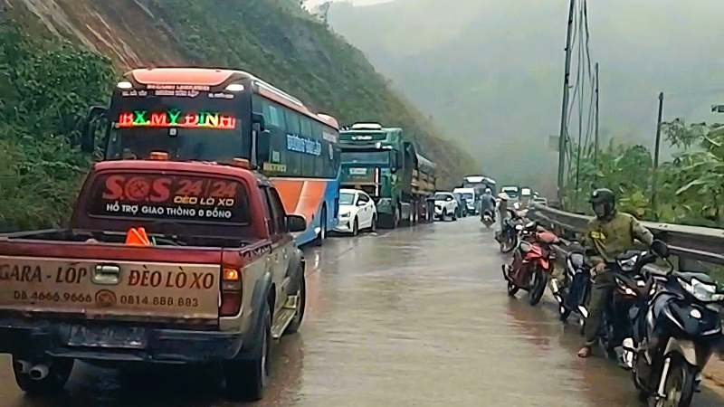 Consecutive landslides through Lo Xo Pass have left many drivers stuck in the middle of Ho Chi Minh Road. Photo: Truong An