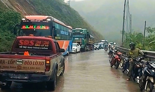 Sạt lở liên tiếp đoạn qua đèo Lò Xo khiến nhiều tài xế mắc kẹt giữa đường Hồ Chí Minh. Ảnh: Trường An