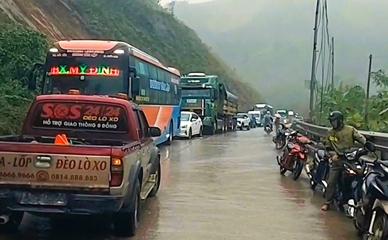 Consecutive landslides through Lo Xo Pass have left many drivers stuck in the middle of Ho Chi Minh Road. Photo: Truong An