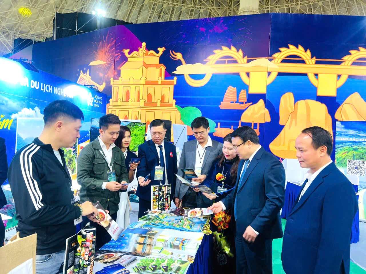 Leaders of Nghe An province and the Department of Culture, Sports and Tourism of Nghe An province at the province's booth attended the 2025 Autumn Fair. Photo: Ngoc Anh