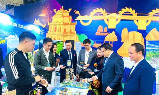 Lãnh đạo tỉnh Nghệ An và Sở Văn hóa, Thể thao và Du lịch tỉnh Nghệ An tại gian hàng của tỉnh tham dự Hội chợ Mùa Thu 2025. Ảnh: Ngọc Anh