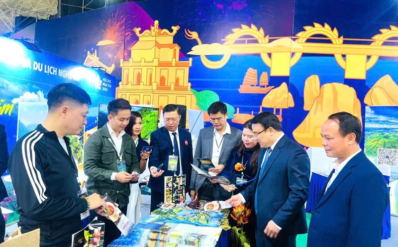 Leaders of Nghe An province and the Department of Culture, Sports and Tourism of Nghe An province at the province's booth attended the 2025 Autumn Fair. Photo: Ngoc Anh