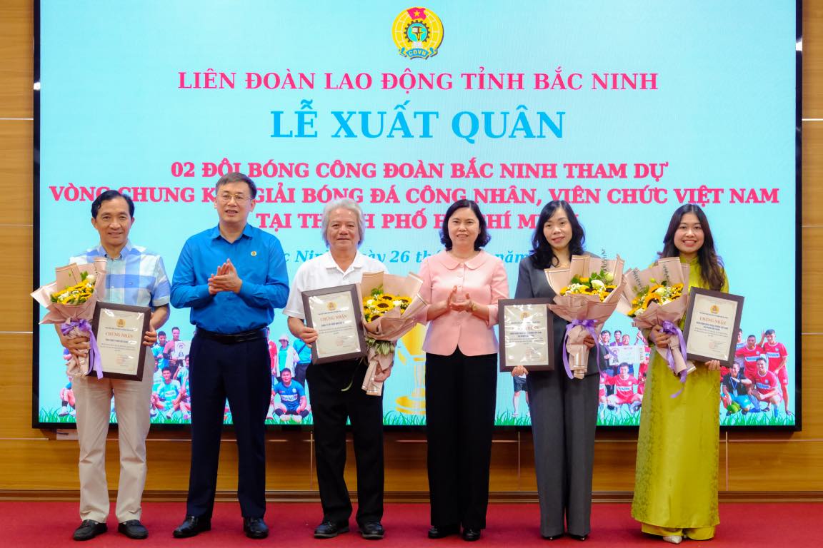 Ong Thach Van Chung - Tinh uy vien, Pho Chu tich Uy ban Mat tran To quoc Viet Nam tinh Bac Ninh, Chu tich Lien doan Lao dong tinh Bac Ninh (thu 2 tu trai qua) trao Giay chung nhan Doanh nghiep vi nguoi lao dong toi 5 don vi. Anh: Quyet Chien